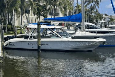 32' Boston Whaler 2006 Yacht For Sale